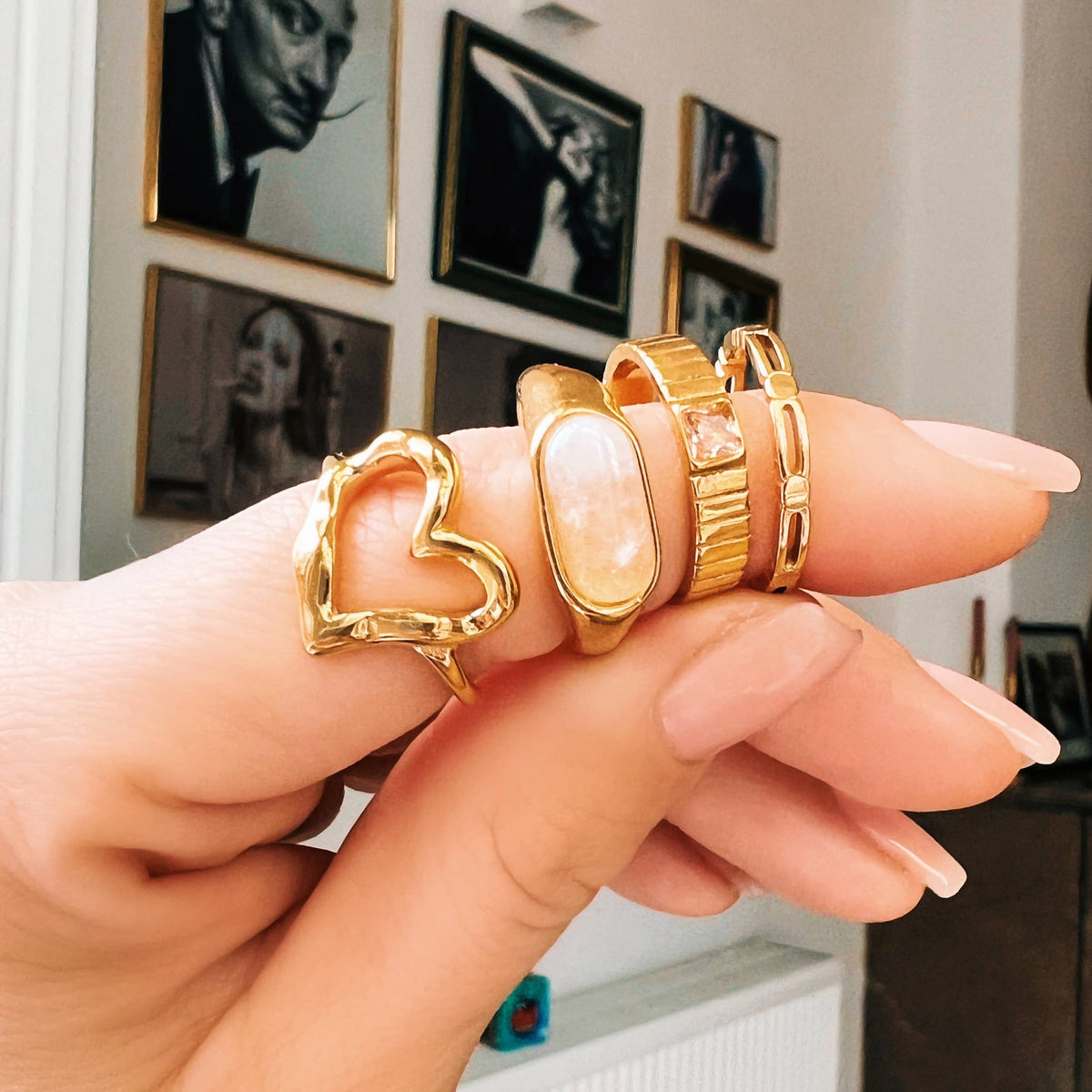 Stainless steel minimalist ring with cubes - gold