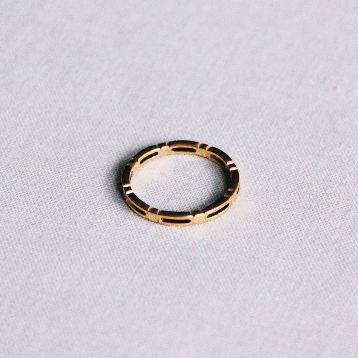 Stainless steel minimalist ring with cubes - gold