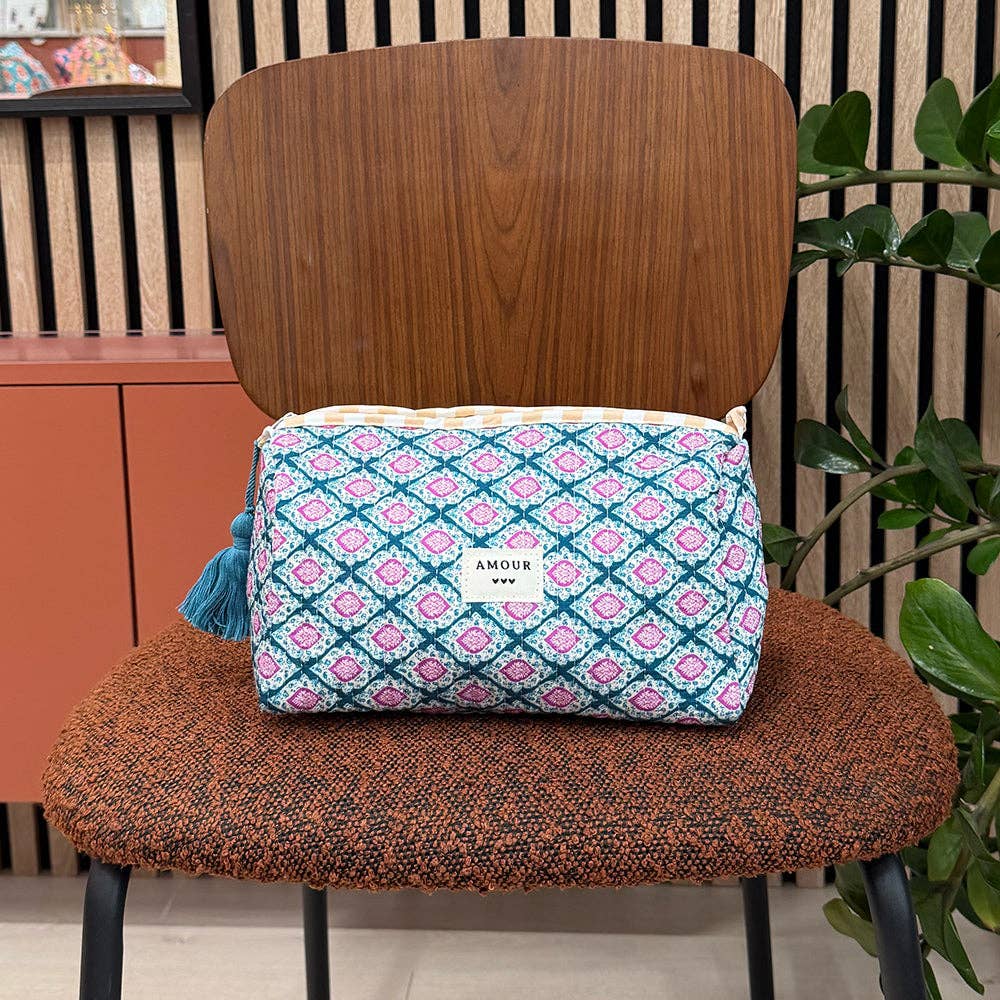 Large pouch with "LOVE" and heart motifs, 100% polyester: Black/ Pink