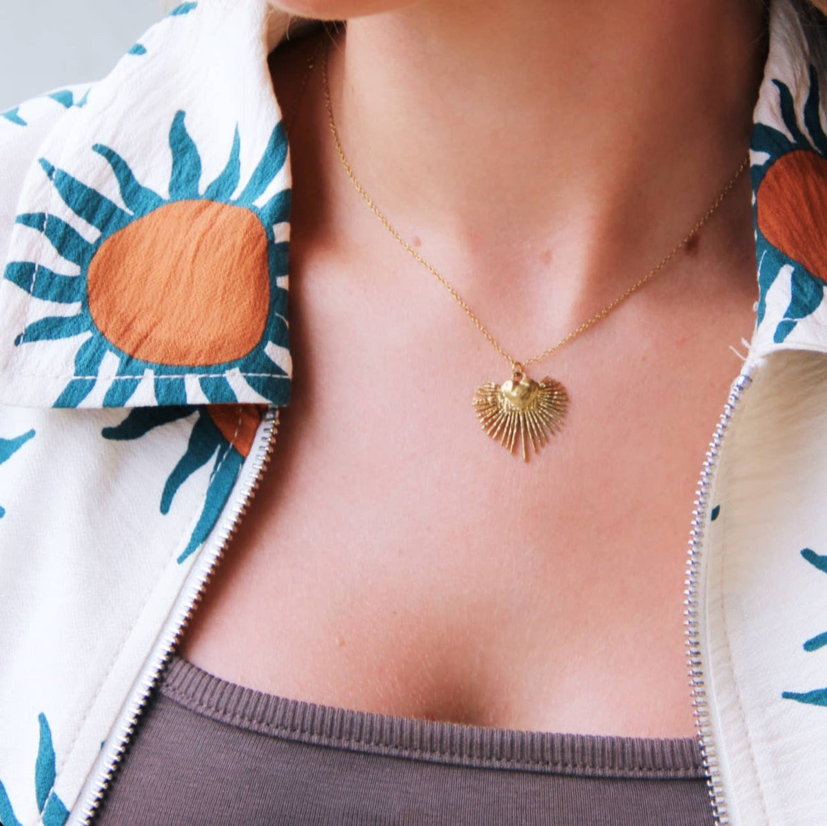 Delicate necklace with heart and rays