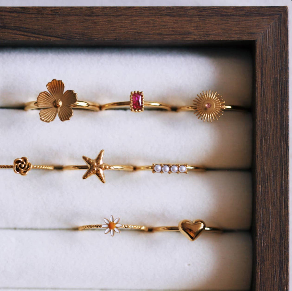 Minimalist ring with a small flower