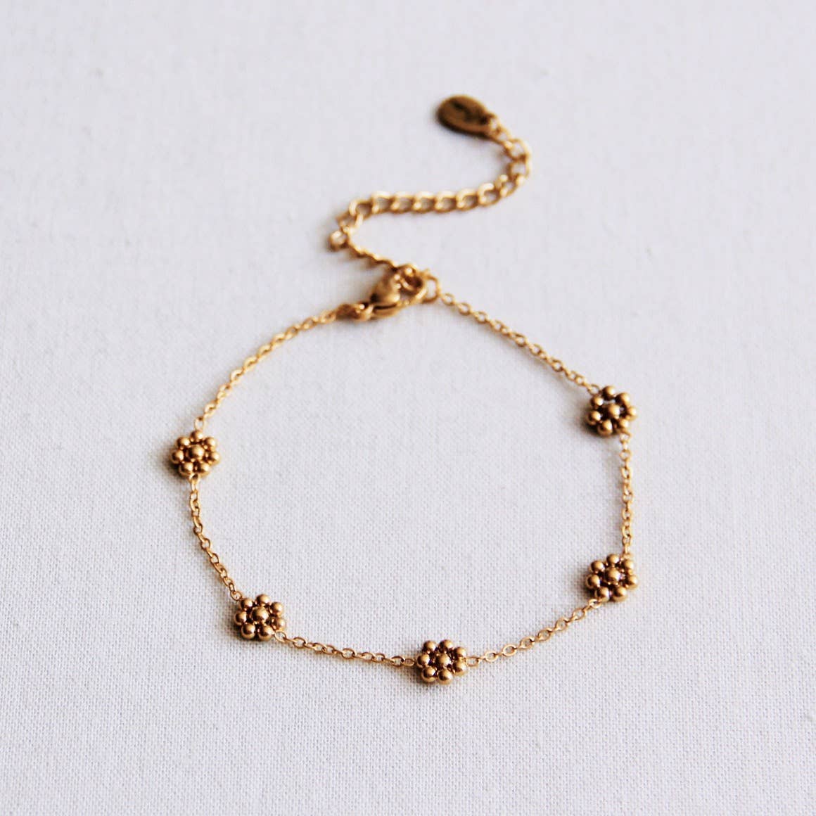 Stainless steel fine daisy flower bracelet - gold