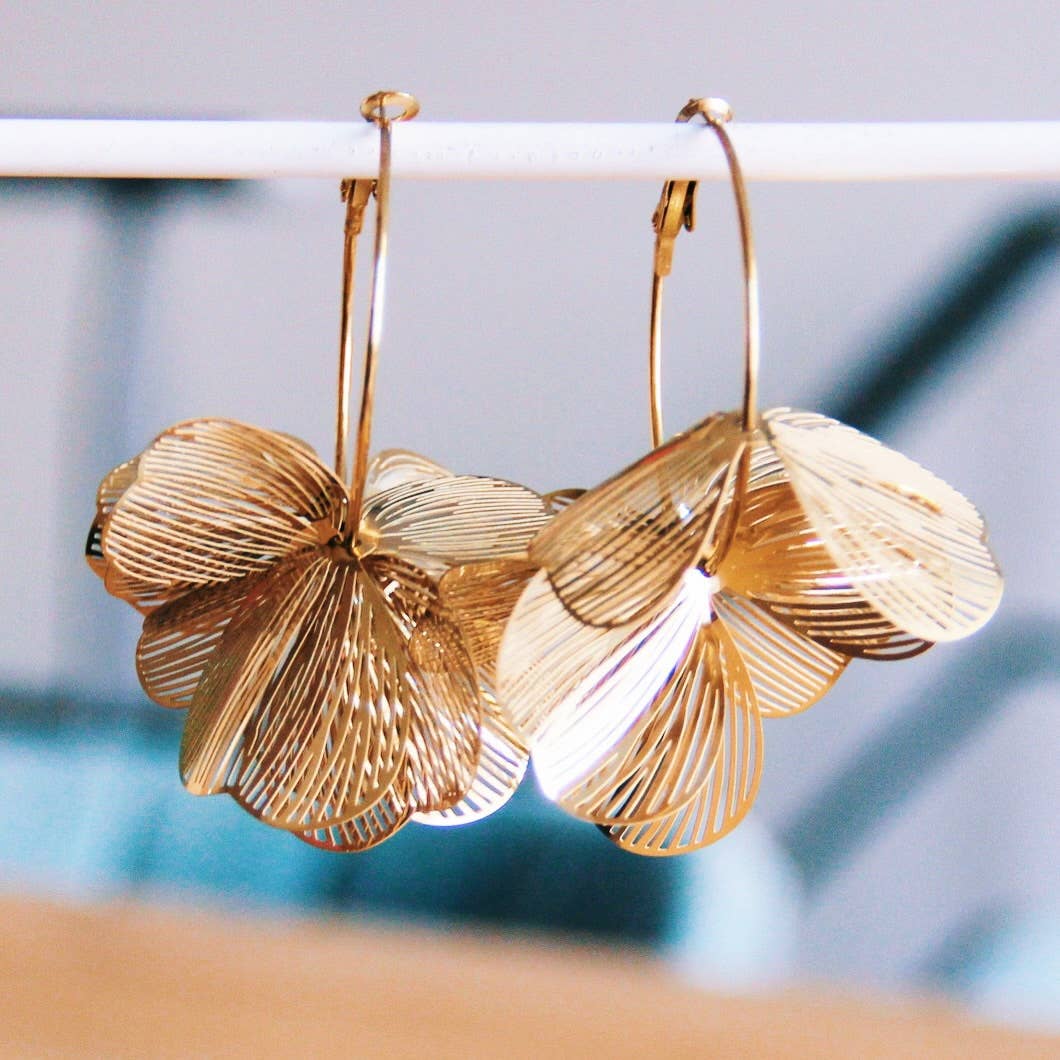 Fine earring with graceful flower leaves