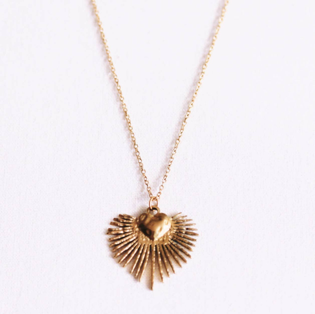 Delicate necklace with heart and rays