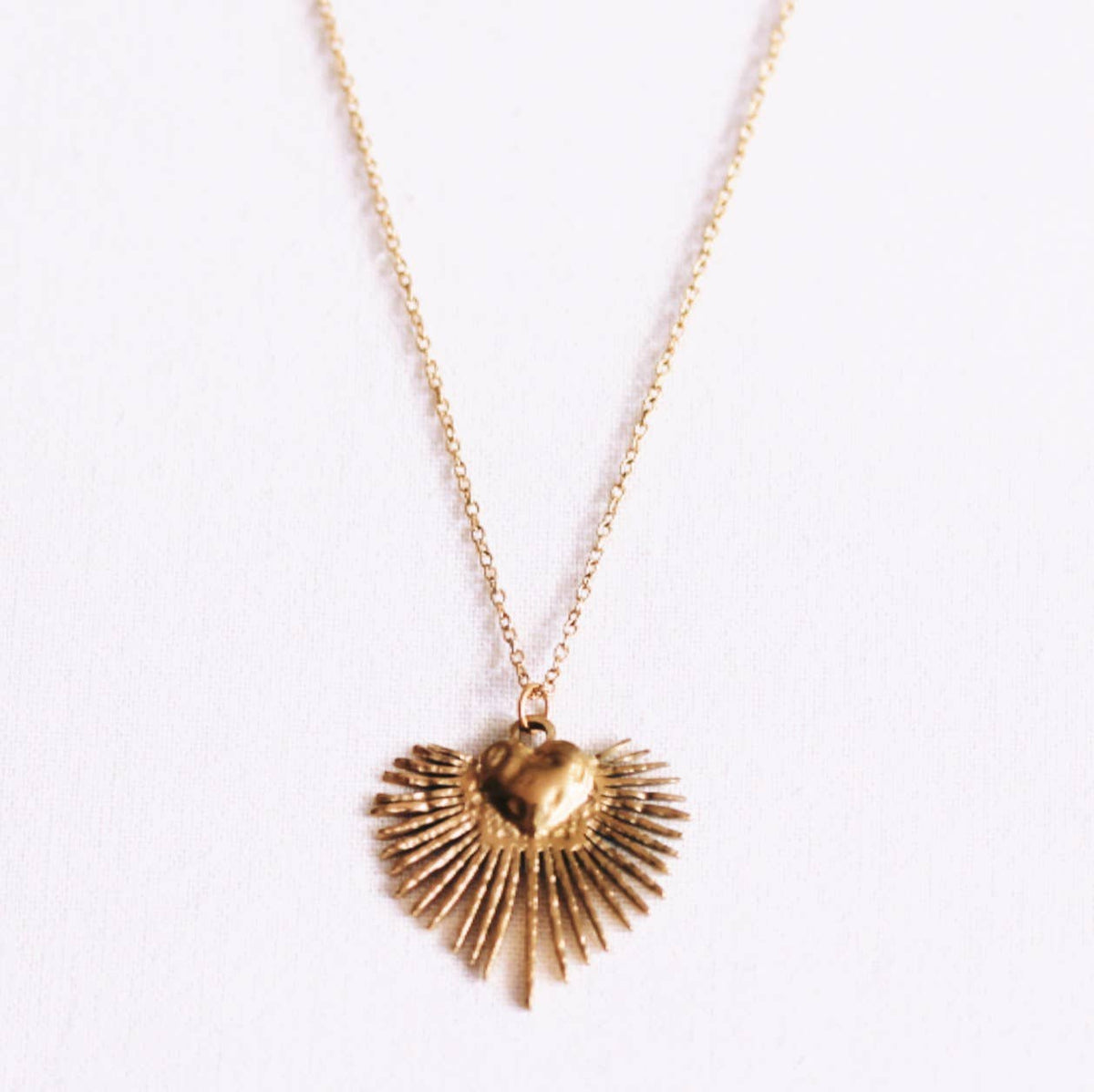 Delicate necklace with heart and rays