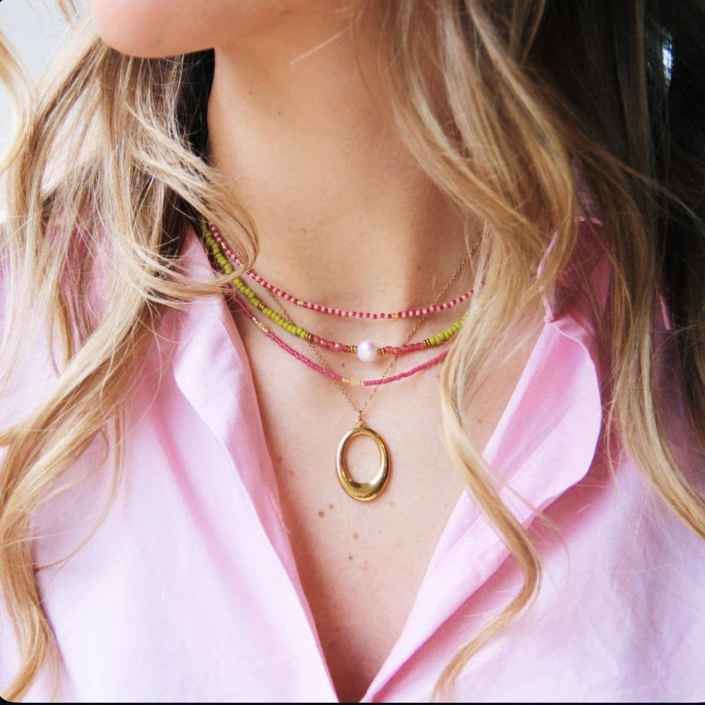 Delicate necklace with oval charm - gold