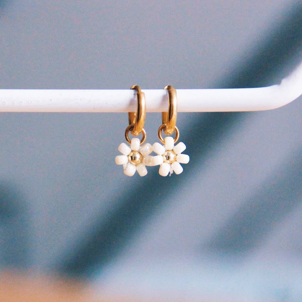 Stainless steel hoop earrings with 'daisy flower' - creme