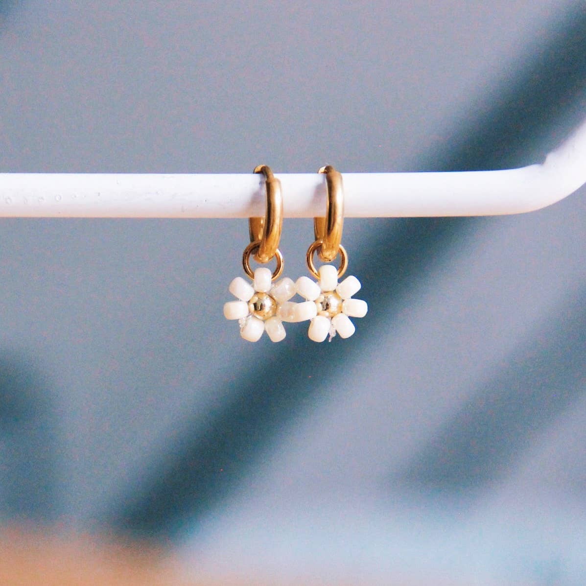 Stainless steel hoop earrings with 'daisy flower' - creme
