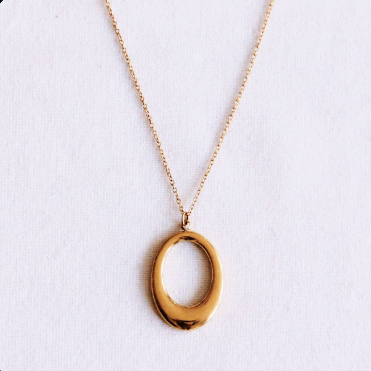 Delicate necklace with oval charm - gold