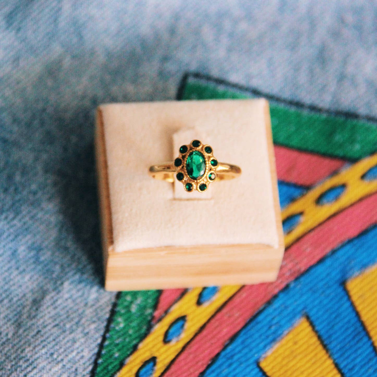 Stainless steel vintage ring with green stones - gold