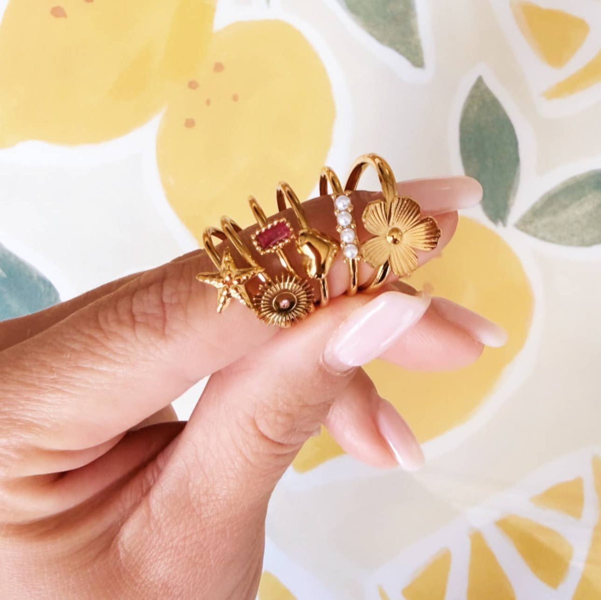 Minimalist ring with a small flower