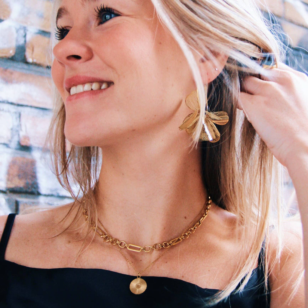 Fine earring with graceful flower leaves