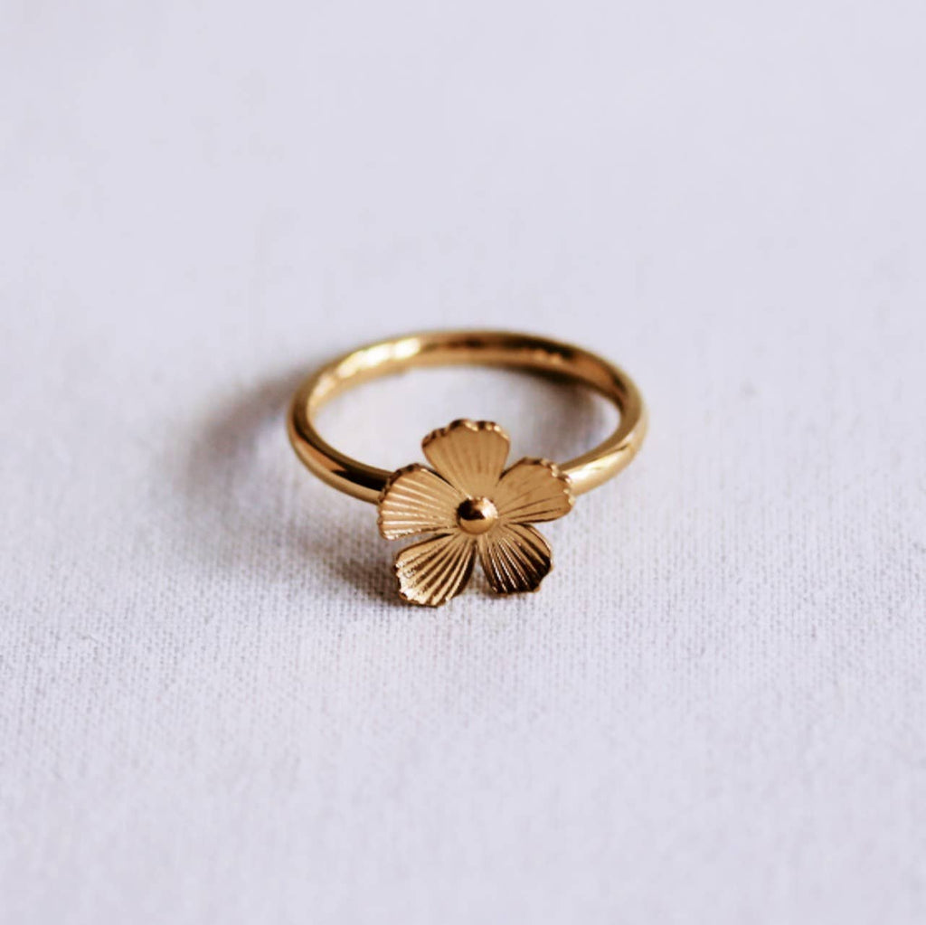 Minimalist ring with a small flower