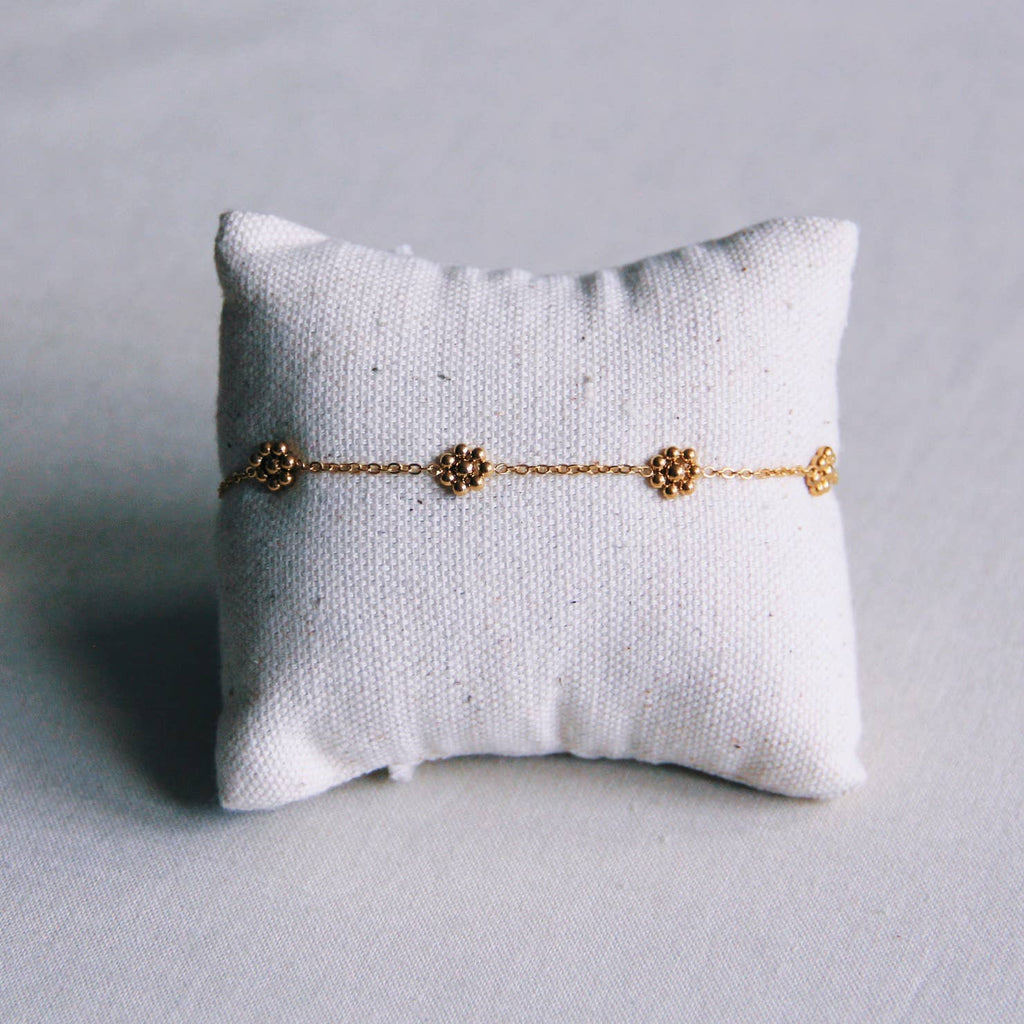 Stainless steel fine daisy flower bracelet - gold