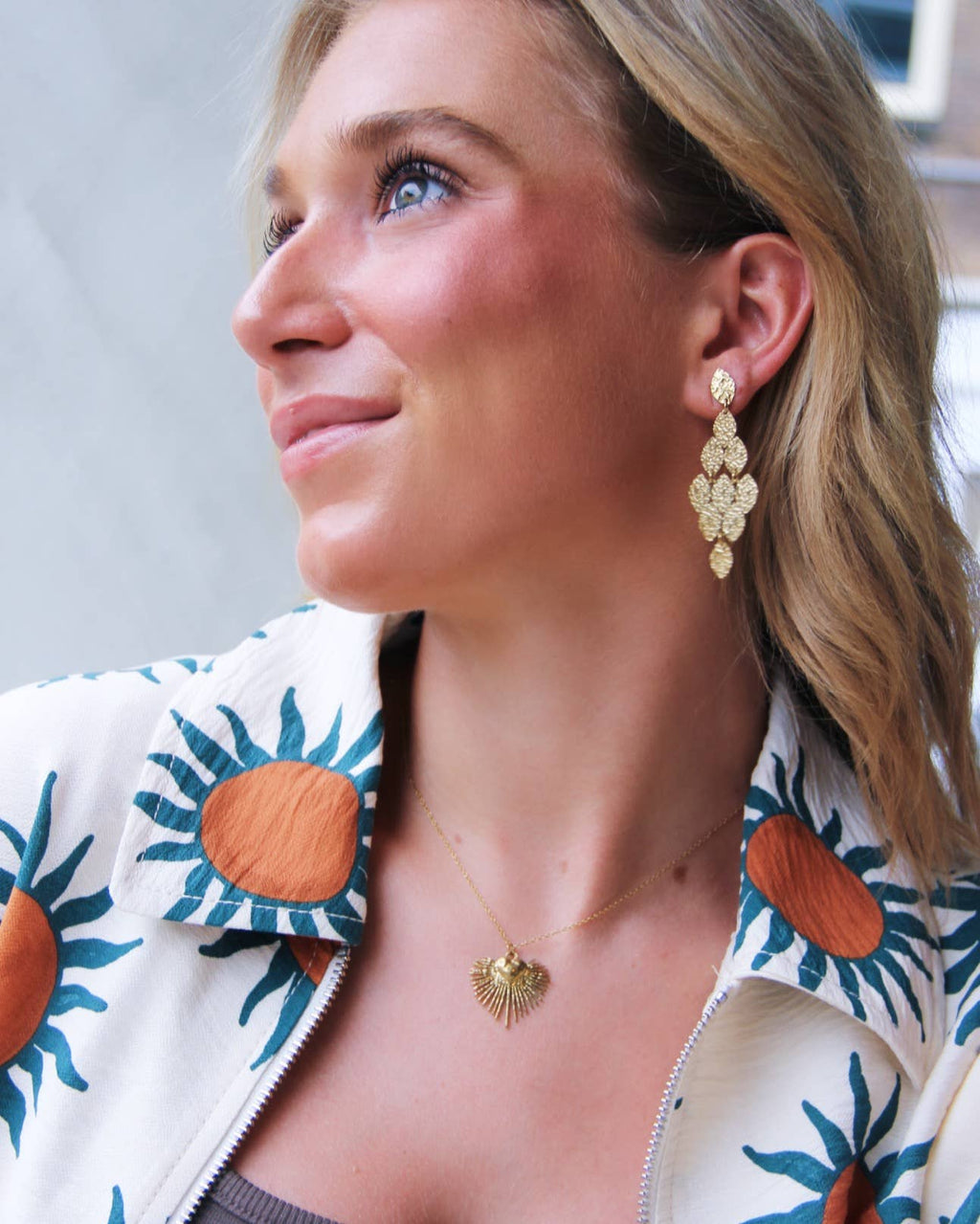 Delicate necklace with heart and rays