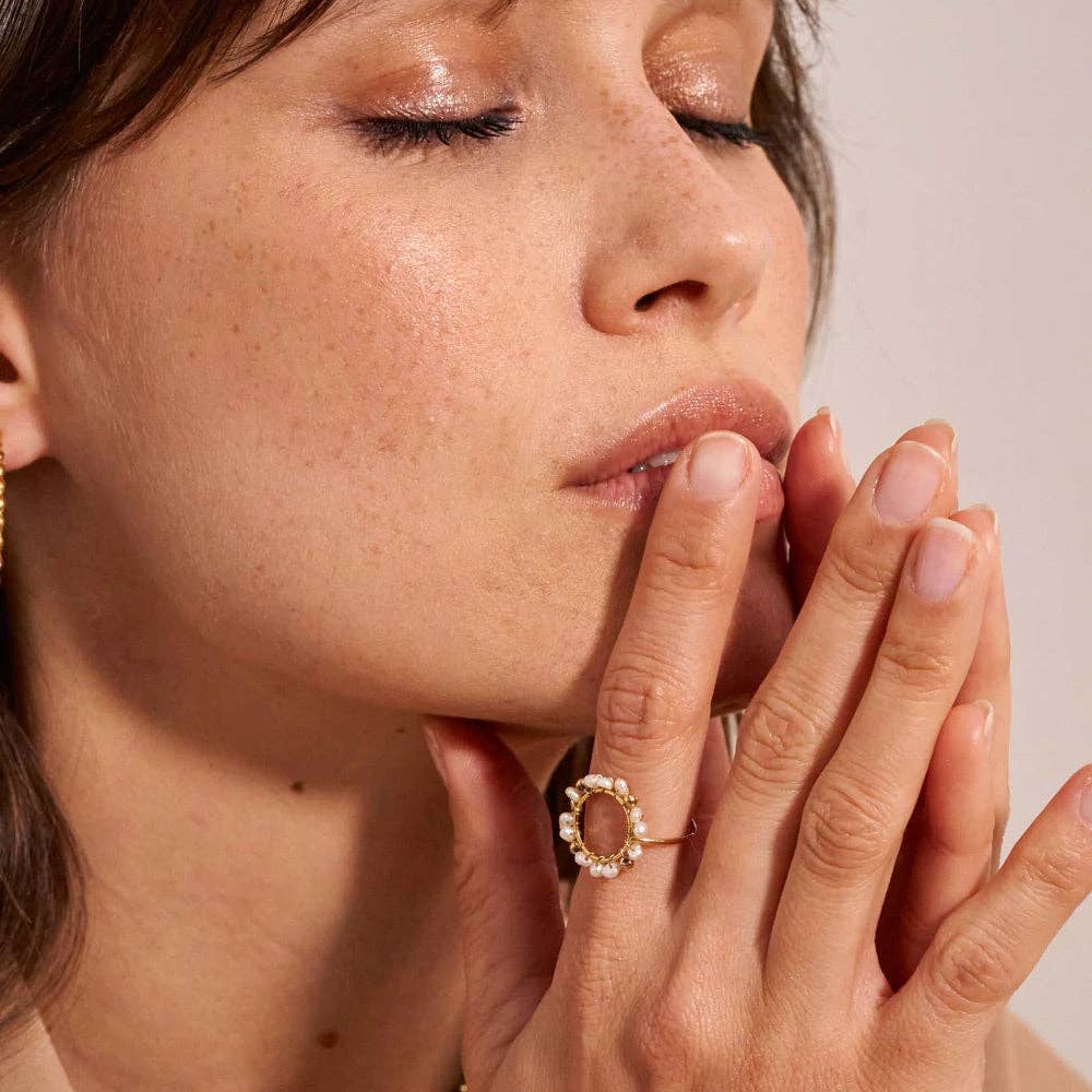 Cody ring - circle and natural stones: Gold / Freshwater Pearl
