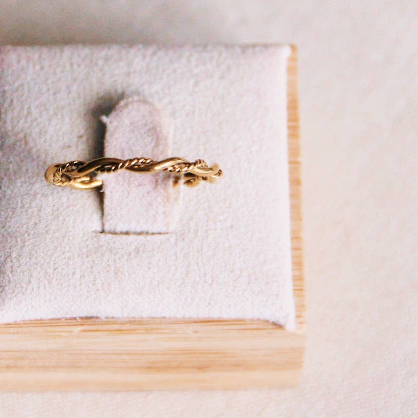 Stainless steel minimalist braided ring - gold
