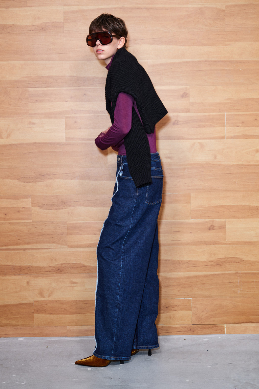 Frayed seam blue denim jeans